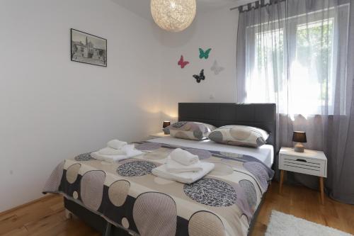 ein Schlafzimmer mit einem Bett mit Handtüchern darauf in der Unterkunft LIFE - NEW and LUXURY holiday house in Kaštela