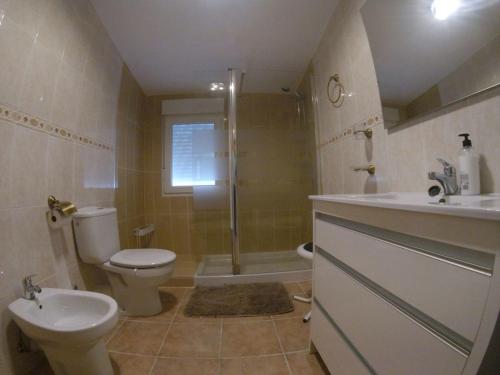 a bathroom with a toilet and a sink and a shower at Chalet Bri in Peñíscola