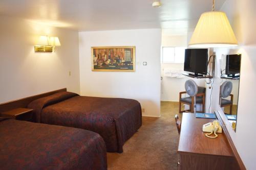 een hotelkamer met een bed en een bank bij JR Inn in Soda Springs