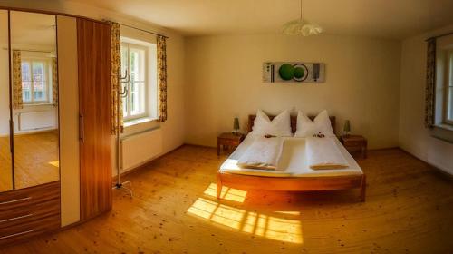 En eller flere senge i et værelse på Ferienhaus Vogeljager