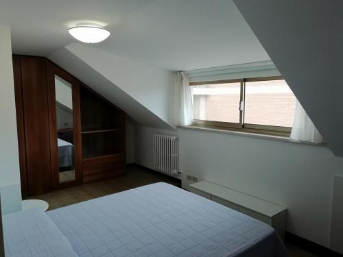 a bedroom with a bed and a window at Casa vacanze Maria Chiara in San Benedetto del Tronto