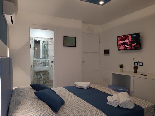 - une chambre avec un lit et une salle de bains pourvue d'une douche dans l'établissement B&B Aloe Comfort Rooms, à San Vito Lo Capo