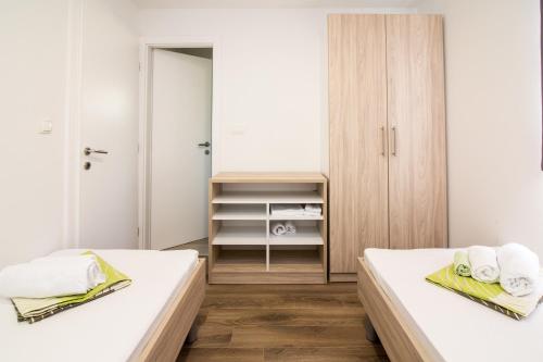 sypialnia z 2 łóżkami i szafą w obiekcie Luxury Mobile Homes Liza w Biogradzie na Moru