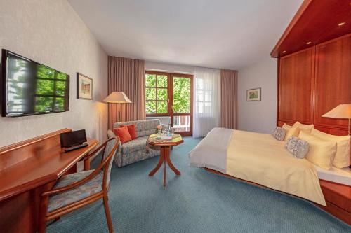 Cette chambre comprend un lit et un bureau. dans l'établissement Wittlers Hotel, à Ratzebourg