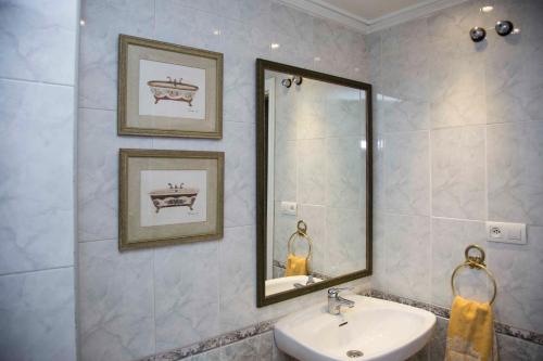 ein Bad mit einem Waschbecken und einem Spiegel in der Unterkunft Apartamento Completo in Monóvar
