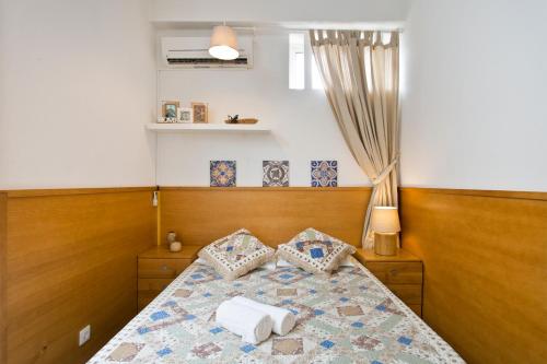 a bedroom with a bed with two pillows at Cozy Quiet Flat - Trindade Station in Porto