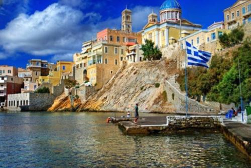 a group of buildings on the side of a river at Soulas apart -Ρέα- in Ano Syros