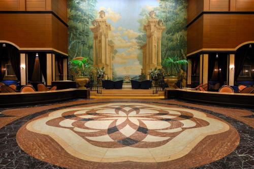 東京にある第一ホテル東京の大きな曼荼羅が床に置かれたロビー