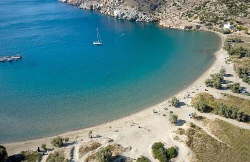 an aerial view of a beach with a boat in the water at Soulas apart -Ρέα- in Ano Syros