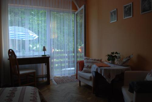 um quarto com uma janela, uma mesa e uma secretária em Homestay Kapitańska 9 em Gdynia