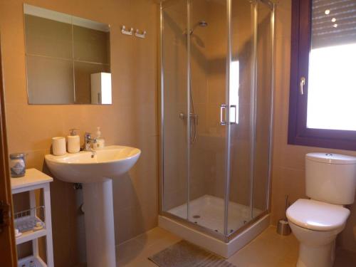新雅內斯的住宿－Apartamento en Nueva de Llanes，带淋浴、盥洗盆和卫生间的浴室