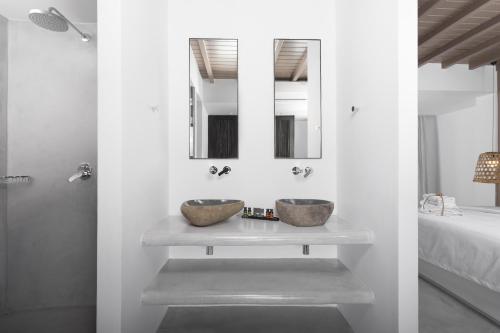 Um banheiro em My Mykonos Hotel
