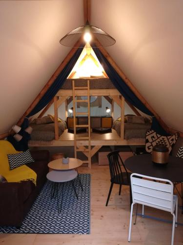 une chambre avec une tente avec des tables et une lumière dans l'établissement Camping Du Port De Plaisance, à Péronne