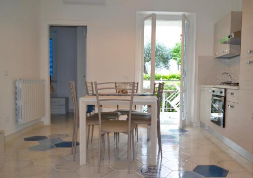 a kitchen and dining room with a table and chairs at Case Vacanze Ganimede in Sperlonga