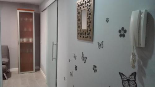 カセレスにあるEl Olivarのバスルーム(蝶が壁に浮かぶ)、電話が備わります。