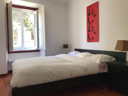- une chambre avec un grand lit et une fenêtre dans l'établissement #Tram28_Cosy, à Lisbonne