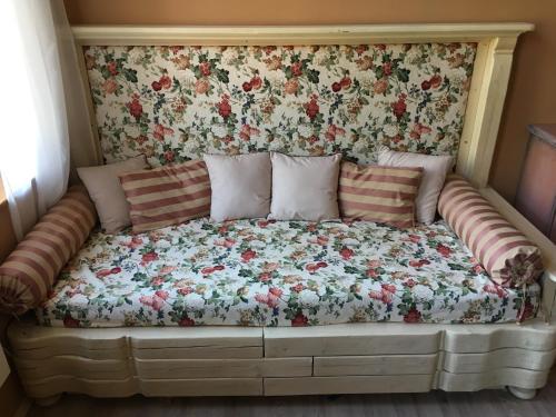 łóżko w pokoju z kwiecistą tapetą w obiekcie Apartmán Staré časy w Swobodzie nad Upą