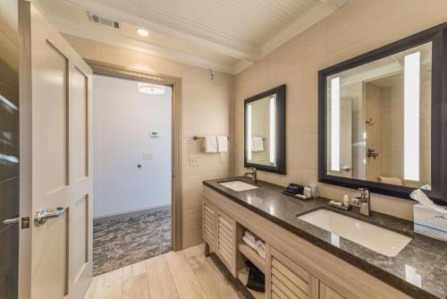baño con 2 lavabos y espejo grande en The Beaufort Inn en Beaufort