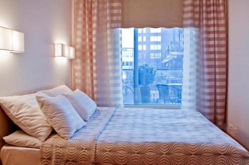 Postel nebo postele na pokoji v ubytování Solar Apartments - Foorum Center