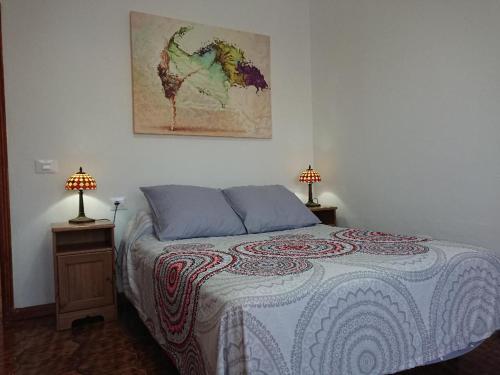 a bedroom with a bed and two lamps on tables at El Jardín de las Retamas in Vilaflor
