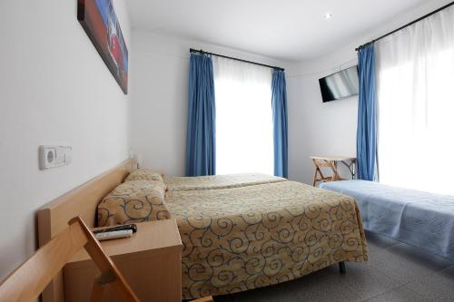 Postel nebo postele na pokoji v ubytování Hostal L'Alba