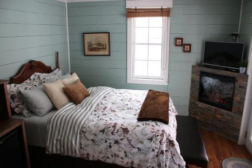 A bed or beds in a room at Aaron's on the Lake