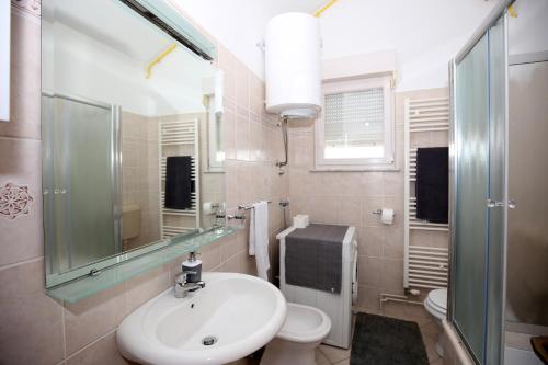 Ванна кімната в Apartman Dekorti