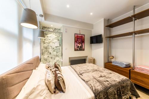 een slaapkamer met een groot bed en een raam bij soho london suite in Londen