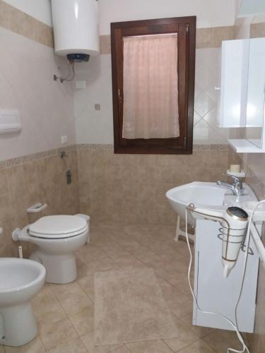 サン・ヴィート・ロ・カーポにあるAppartamento Ninoのバスルーム(トイレ、洗面台付)