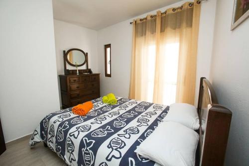 ラゴスにあるCasa da Alegriaのベッドルーム1室(ベッド1台、ドレッサー、鏡付)
