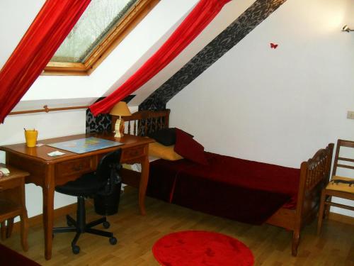 Cette chambre dispose d'un bureau, d'un lit, d'un bureau et d'une chaise. dans l'établissement Chambres à la campagne au nord d' Amiens, à Rubempré