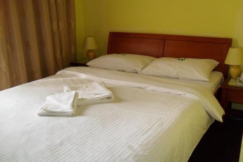 a hotel room with two towels on a bed at Hotel Vila Sunce in Stara Pazova