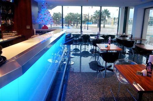 Bazén v ubytovaní Water's Edge Hotel alebo v jeho blízkosti