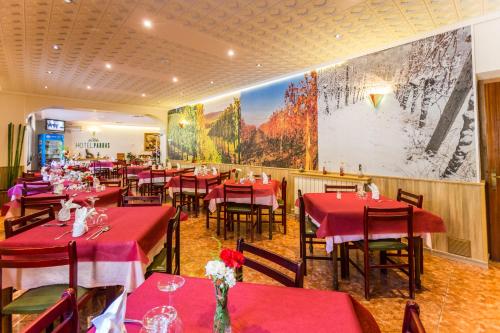 Reštaurácia alebo iné gastronomické zariadenie v ubytovaní Hotel Parras Arnedillo