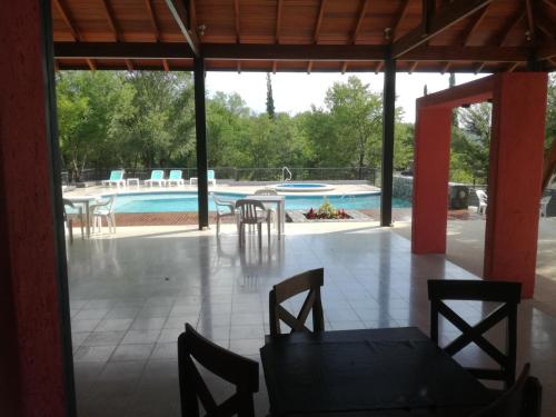 Πισίνα στο ή κοντά στο La Roca Cabañas