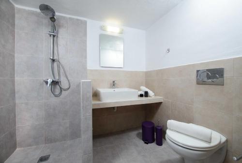 A Unique 3-4 bedrooms house in OLD TOWN