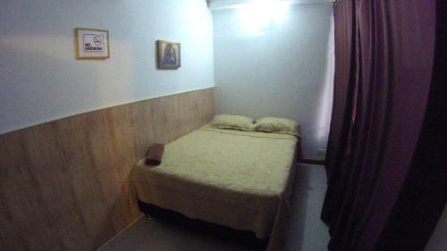 a small bedroom with a small bed in a room at Casa Arena San Andres in San Andrés