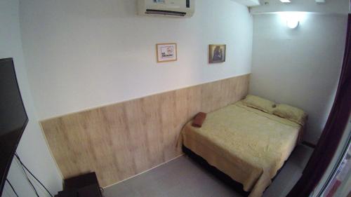 a small room with a small bed in the corner at Casa Arena San Andres in San Andrés