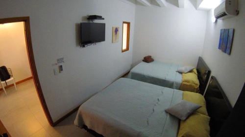 a small room with two beds and a mirror at Casa Arena San Andres in San Andrés