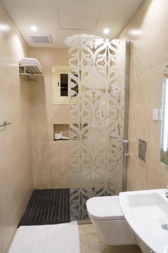The Glorious Hotel في المدينة المنورة: حمام مع دش مع مرحاض ومغسلة