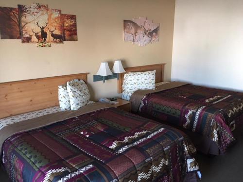 Katil atau katil-katil dalam bilik di Booneslick Lodge - Neosho