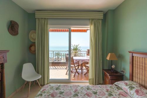 フエンヒロラにあるMalagaSuite Palm Beach Fuengirolaのベッドルーム1室(ベッド1台付)が備わります。