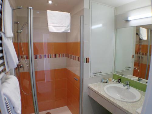 bagno con lavandino e doccia in vetro di Lake View Apartments near Golf Resort Kunětická Hora, Dříteč a Pardubice