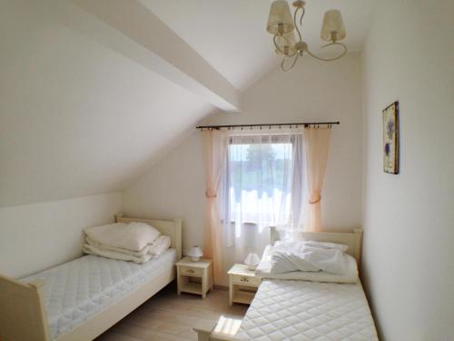 เตียงในห้องที่ Lake View Apartments near Golf Resort Kunětická Hora, Dříteč