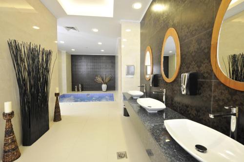 Kylpyhuone majoituspaikassa Fraser Suites Seef Bahrain