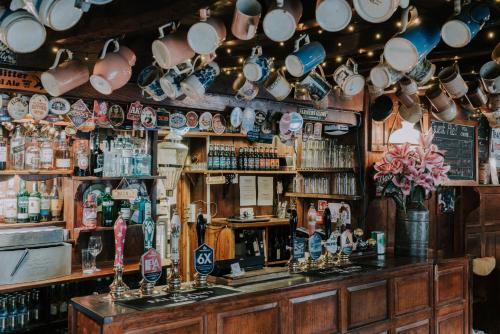 Ο χώρος του lounge ή του μπαρ στο The Falkland Arms