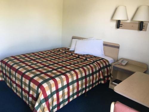 Ein Bett oder Betten in einem Zimmer der Unterkunft America's Best value Inn & Suites-Helena