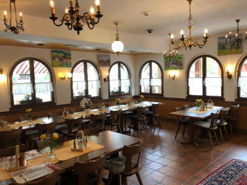 Hotel Walser في أولريتشن: مطعم بطاولات وكراسي خشبية ونوافذ