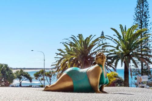 アレクサンドラ・ヘッドランドにあるAlex Headland Beachfrontの水着を着て浜辺に横たわる女