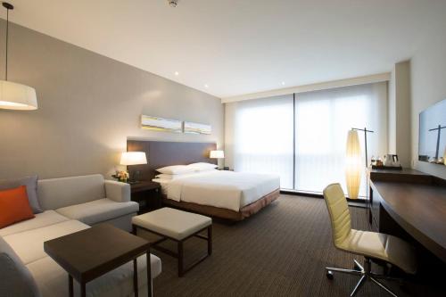 Postel nebo postele na pokoji v ubytování Hyatt Place Shanghai New Hongqiao